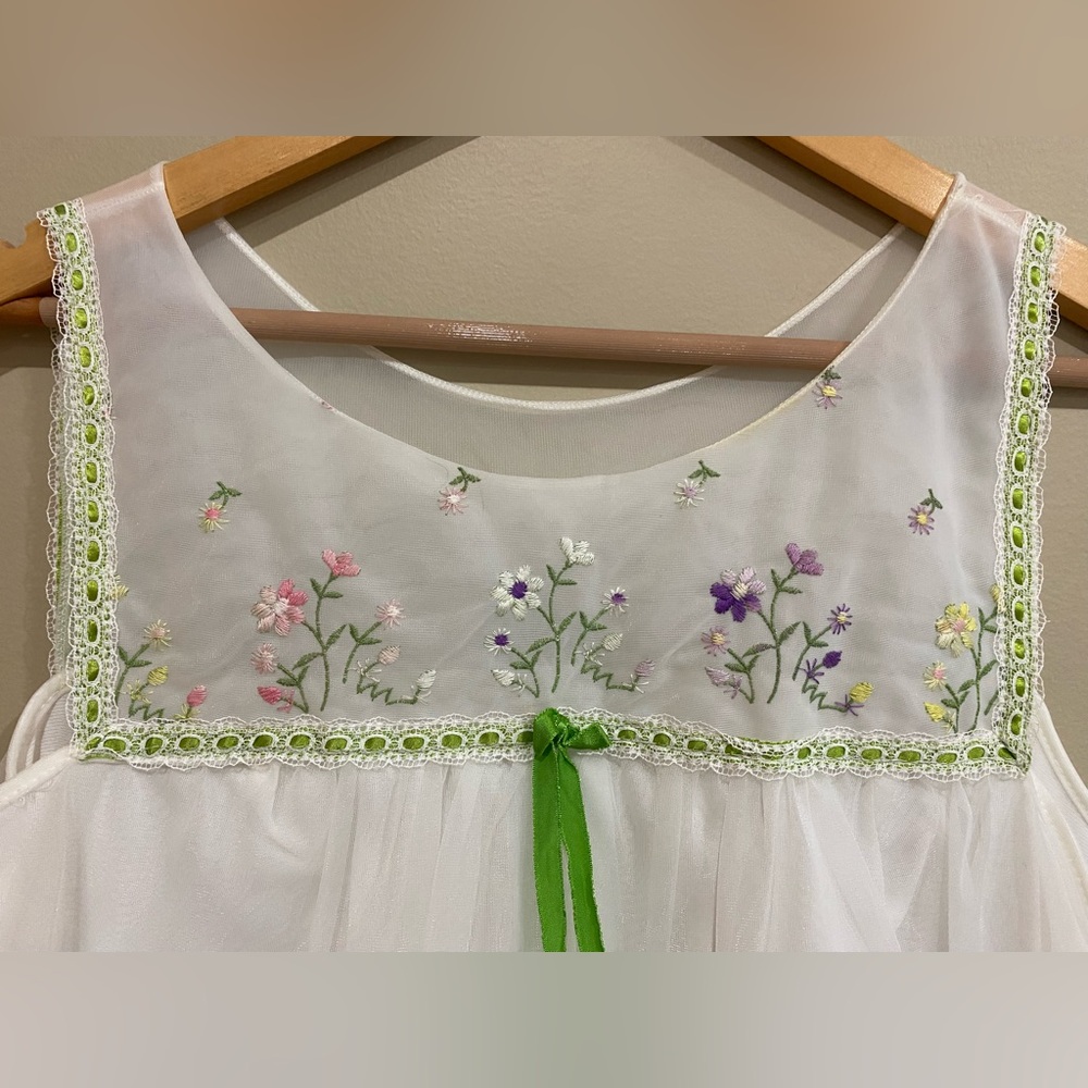 Elegant White Floral Embroidered Robe - Picture 8 of 12